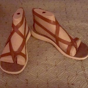 Gorgeous NIB Merrel strapping sandal size 9